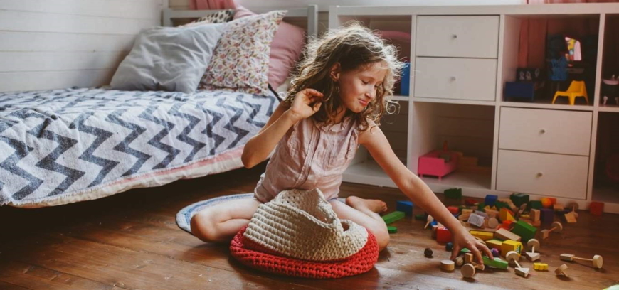 children picking up toys